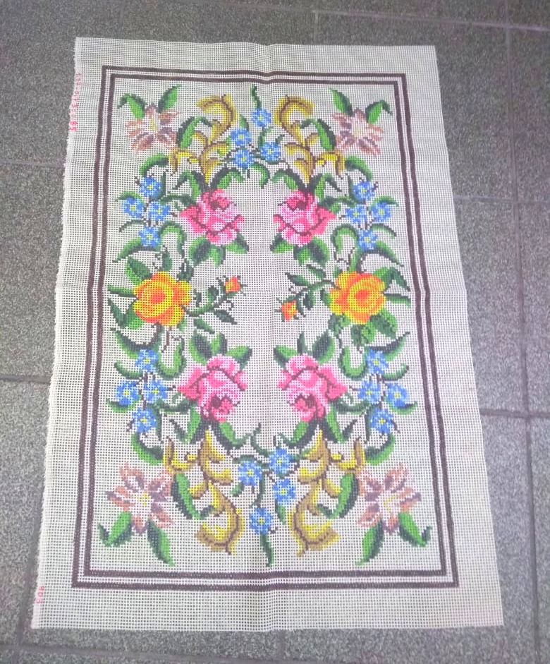 Tela estampada e pintada de crocodilo com motivo de plantas multicolores  110x110 ALIGA